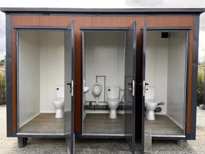 Contenedor sanitario con 3 cabinas
