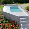 Jardin-con-piscina-de-4-metros-sobre-elevada-de-poliester-y-fibra-Candela
